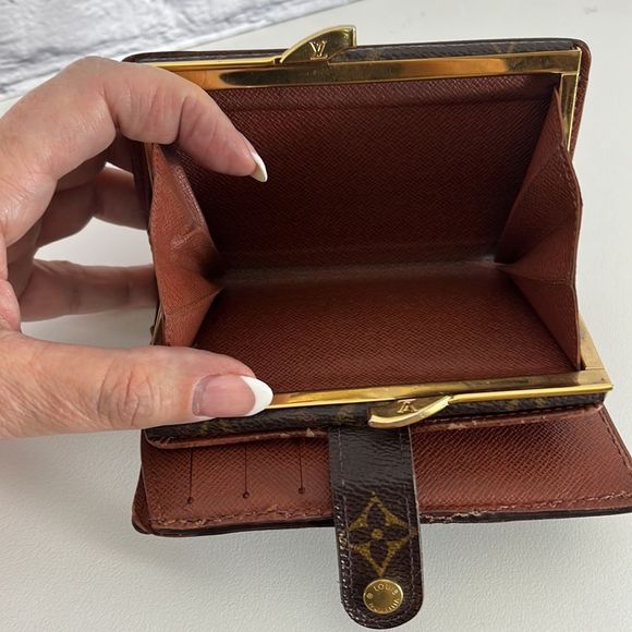 Authenticated Louis Vuitton Viennois vintage wallet - Picture 5 of 15